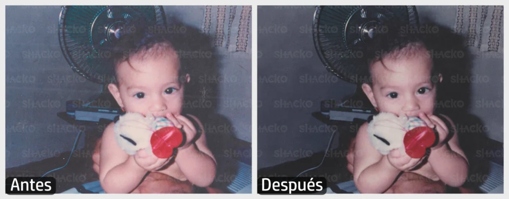 Bebé de dos meses sosteniendo un peluche blanco frente a su rostro, la imagen presenta algunas marcas debido al escáner que se utilizó para digitalizar la fotografía.