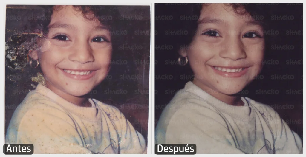 Una niña sonriendo felizmente, posando para su portarretrato, la fotografía tiene un par de manchas debido a que se ha deteriorado con el tiempo.