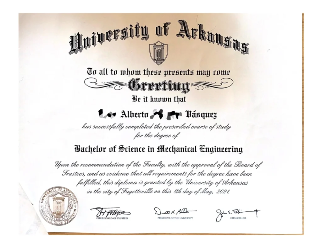 Certificado universitario escaneado de la Universidad de Arkansas, con manchas y redactado oficialmente en inglés.