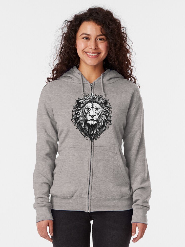 Sudadera gris con diseño de león: Mujer sonriente vistiendo una sudadera con capucha, con un diseño en blanco y negro de un león con melena detallada.