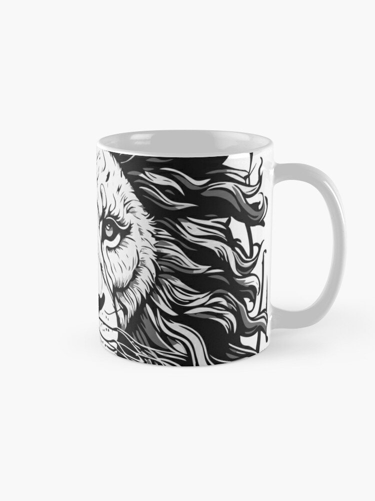 Taza con diseño de león en ángulo lateral: Otra taza blanca con el mismo diseño de león, vista desde otro ángulo, resaltando los detalles de la ilustración.