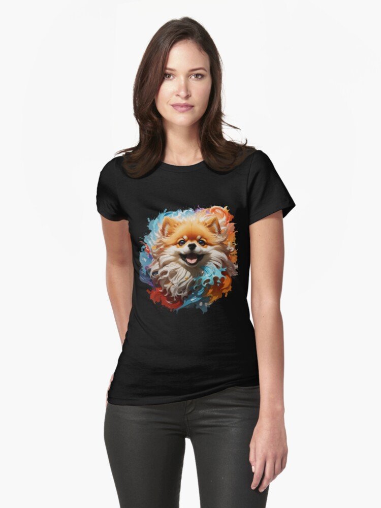 Camiseta negra con diseño de perro Pomerania: Una mujer lleva puesta una camiseta negra con una impresión colorida de un perro Pomerania sonriente, con detalles artísticos en tonos naranjas y azules.